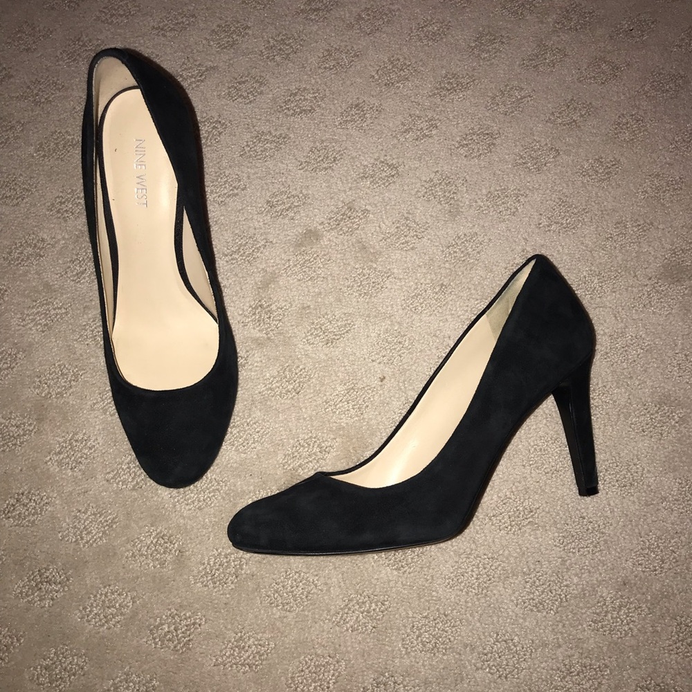 Black pumps